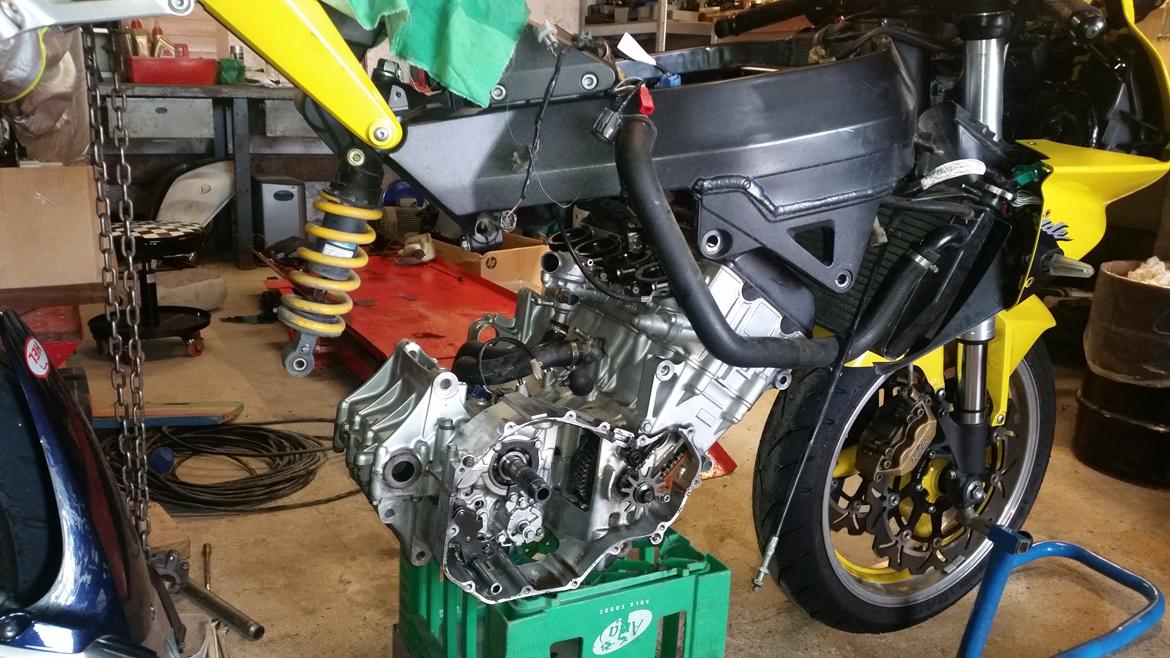 Motor / gearkasse skift af CBR 929 / 954 - Motor sættes tilbage på mælkekassen og cyklen sænkes ned over. billede 29