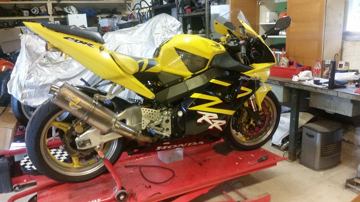 Motor / gearkasse skift af CBR 929 / 954 - 20 timer senere end første billede.. 1 stk 954 med ny gearkasse :-) billede 38