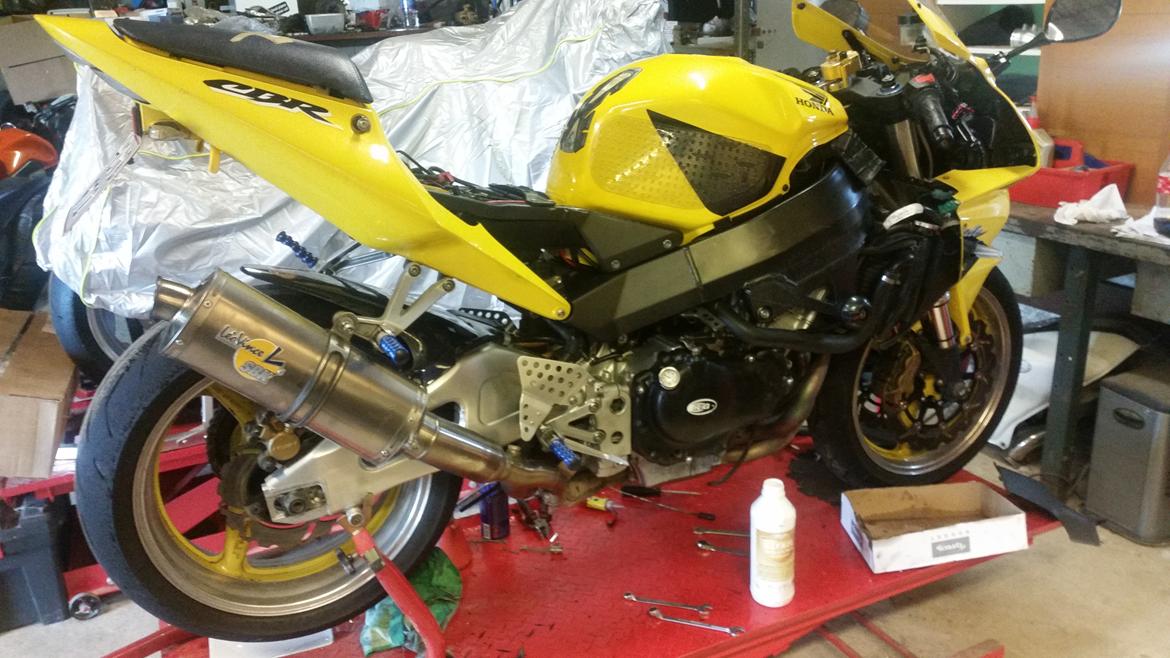 Motor / gearkasse skift af CBR 929 / 954 - Olietrakt monteres og bundkar monteres også på rensede overflader.. Flydende pakning bruges også her.. Oliefilter på. Udstødning. Alle ledninger og slanger monteres... Og alle væsker påfyldes. billede 37