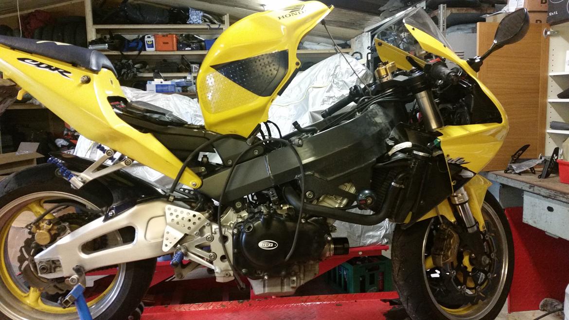 Motor / gearkasse skift af CBR 929 / 954 - Af med kåber, tank, udstødning, og sæde. Tap motoren for olie og vand. billede 2