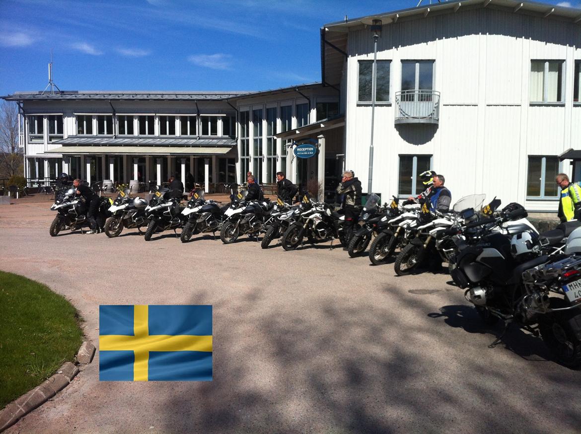 Touratech Offroad School -  . . . . . . . . . . . . . . . . . . . . . . . . . . . . . . . . . . .     Foran Resortets reception. De fleste vælger at køre på de udlejningskøretøjer som skolen stiller til rådighed. Men de dage jeg kunne var alle allerede udlejet og jeg valgte at køre på min egen BMW R1200 GSA . Det gjorde en ejer af en KTM og V-Strom også . Ialt 19 deltagere billede 1