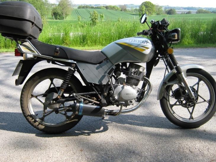 Geely 150 on tour... - Rastepladsen ved Fårevejle Kirkeby . billede 1