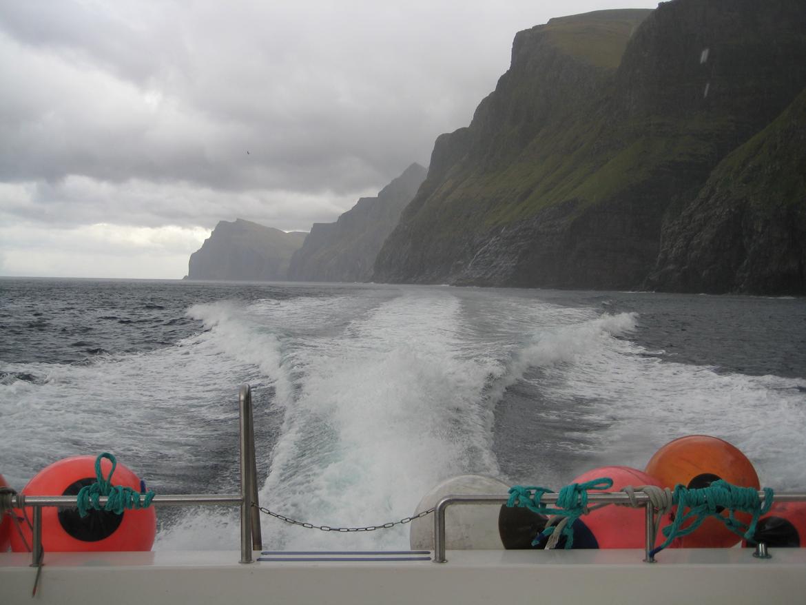 besøg på Færøerne - læg mærke til hæk bølgen . godt man er forholdsvis sø stærk billede 37