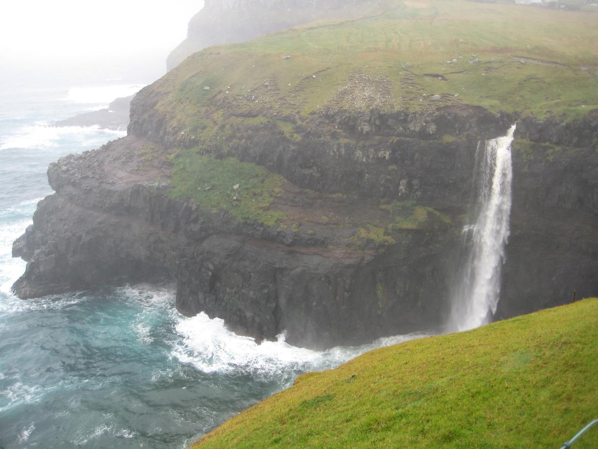 besøg på Færøerne - vandfald og meget stærk blæst billede 38