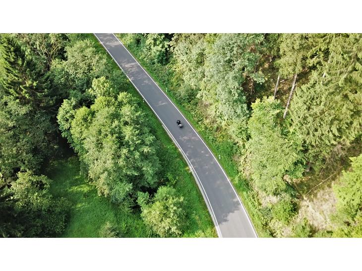 Harzen 2017  med drone og Gopro -  . . . . . . . . . . . . . . . . . . . . . . . . . . . . . . . . .    Eksempel på dronevideo, hvor dronen automatisk følger motorcyklen visuelt. Jeg har valgt en stor højde for at undgå træerne. Det fungerer OK op til ca 65kmt, men den mister nemt trackingen hvis jeg forsvinder under træerne i for lang tid. billede 43