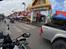 Ture omkring Bangkok. Honda NC750X og NX500 -  . . .. . . . . . . . . . . . . . . . . . . . . . . . . . . . . .    Turen fortsætter til Mae Klong. Jeg parkerer inde på templets grund.