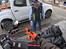 Mellemamerika, KTM 690 Enduro R - . . . . . . . . . . . . . . . . . . . . . . .  . . . . . . . . .På tankstop kommer flere over for at spørge interesseret til motorcyklen.