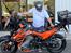 Mellemamerika, KTM 690 Enduro R - . . . . . . . . . . . . . . . . . . . . . . .  . . . . . . . . .Han tager det meget afslappet og lader dem kigge på hans cykel igen.