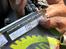 Mellemamerika, KTM 690 Enduro R -  . . . . . . . . . . . . . . . . . . . . . .  . .  . . . . . . . . . .    I Gualaca har mekanikeren en kæde. Desværre en 428. Jeg skal bruge en 520. Minibuschaufføren vil, mod betaling, køre mig frem og tilbage til David, for at finde en kæde.
