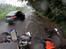 Mellemamerika, KTM 690 Enduro R - . . . . . . . . . . . .  . . . . . . . . . . . . . . . . . . .  Bilen blokerer vejen, da han ikke vil køre på det dårlige asfalt. Det problem har jeg ikke.