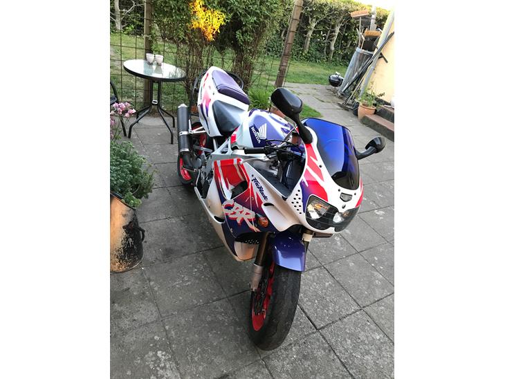 {{currentPhoto.altText}} billede {{currentPhoto.number}}