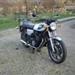Med ældre mænd på klassiske motorcykle