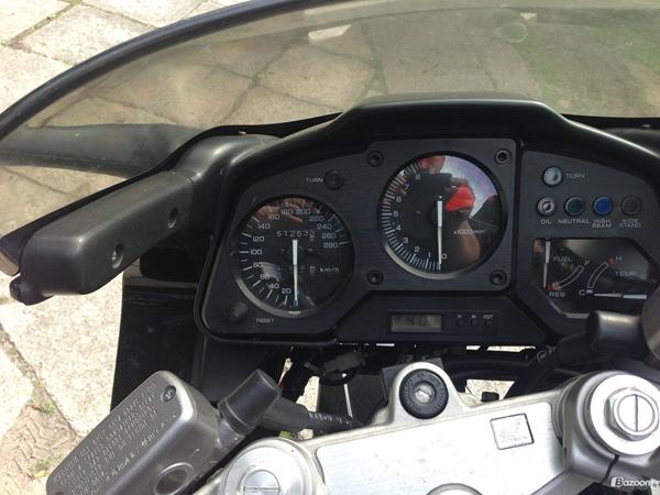 VFR 750. Benzin- og tempaturmåler.