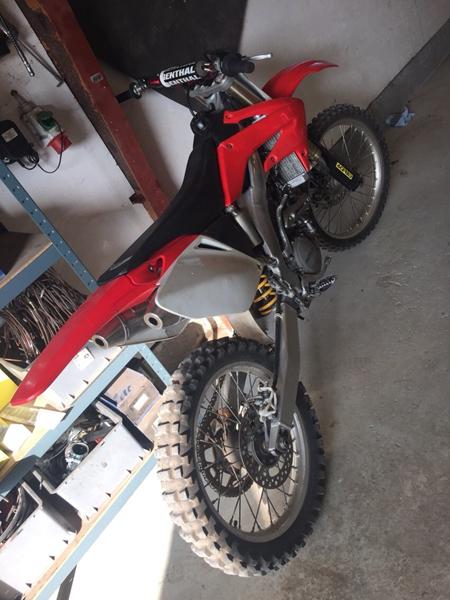 Honda crf 250 2008 svær at starte og dør igen.