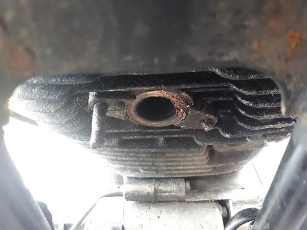 fjerne skruerne der holder udstødningen på blokken