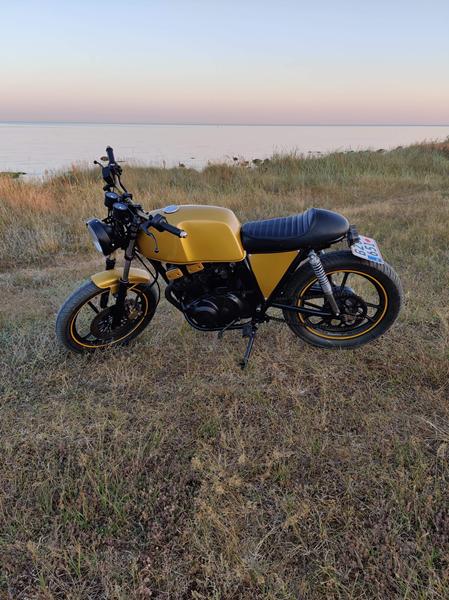 Nummerplade på cafe racer 