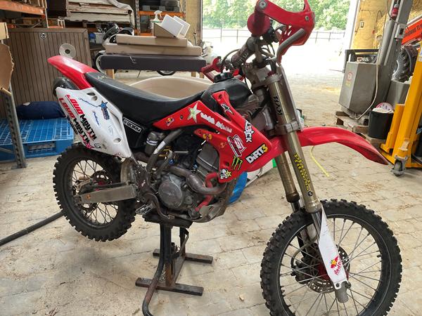 Hvordan finder jeg årgang på min Honda 150 cc crosser?