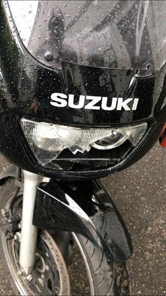 Smadret forlygte på Suzuki Gs500e 