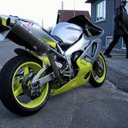 Yamaha YZF R1(R71)