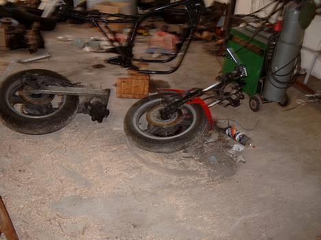 Kawasaki Z 650 B1 (solgt) - Her er det nye "guld.Det bliver spændende om det kommer til at køre. billede 3