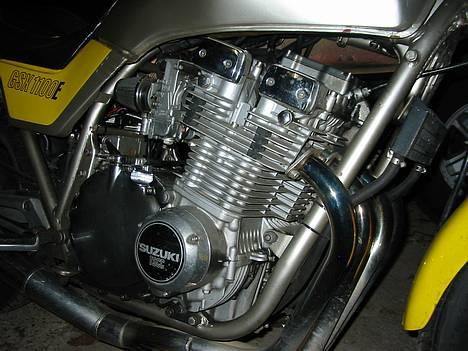 Suzuki GSX 1100 - Som maskineriet så ud her i vinter! Er igang med pudsekluden.... billede 2