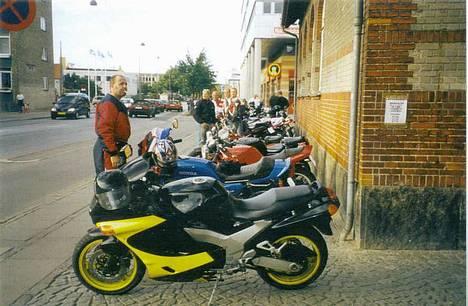 Kawasaki ZZ-R 1100 - Her står min kammerat til Bakken-luk 2003 billede 3