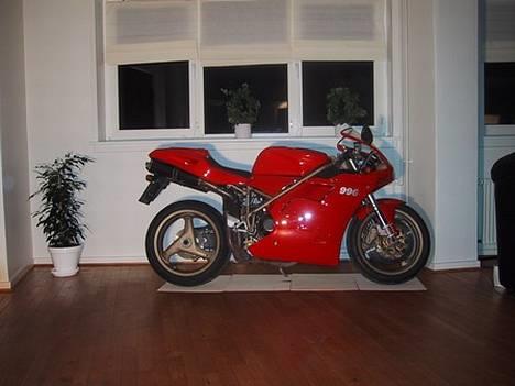 Ducati 996 - Såden så den ud da jeg købte den, og med biposto bagende. (overvintrer i min stue, på 1. sal) billede 7