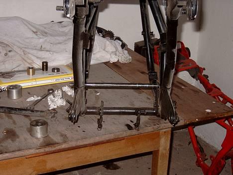 Kawasaki Z 650 B1 (solgt) - Akslen til den nye bagsvinger passer.Så mangler der bare lidt mere!!! billede 6