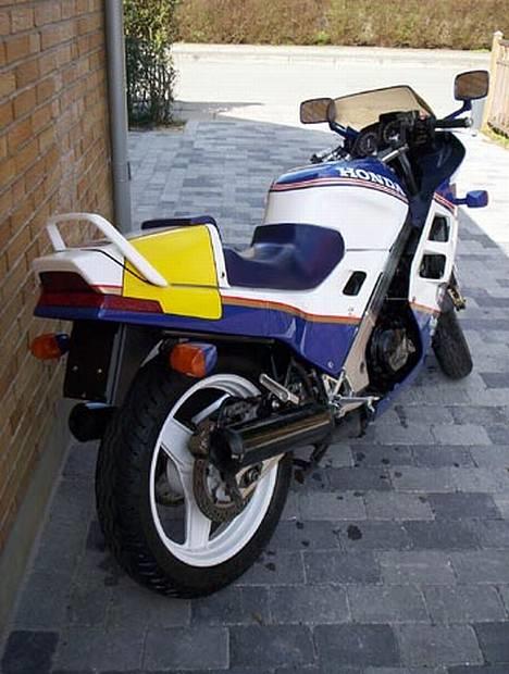 Honda VFR750F *SOLGT* - Nyvasket, men stadig uden plade!!!! (Forår 2004) billede 2