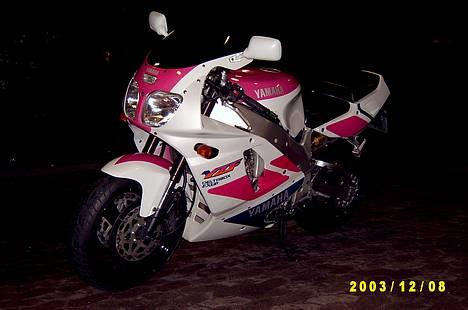 Yamaha yzf 750 r - Den står som et suttet bolche. billede 2