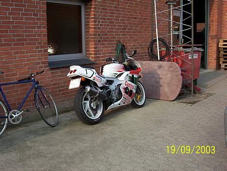 Honda CBR 400 RR billede 3