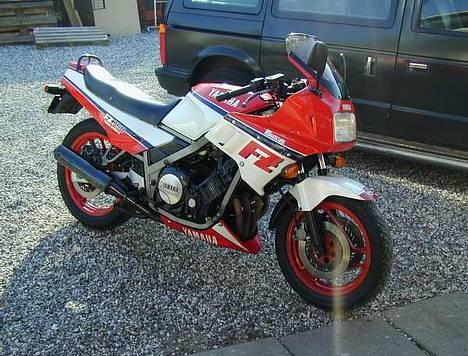 Yamaha FZ750 *SOLGT* - Her holder hun helt frisk indkøbt. Alt er originalt pånær vindspejlet, det er lidt højere. billede 1
