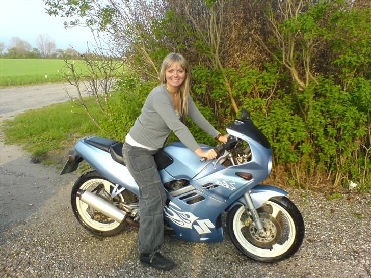 Suzuki gsx-R 250 - Fin og nymalet... :) billede 1