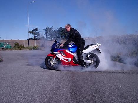 Honda CBR 600 F4 (Hjørring) - dækket var punkteret, så man kan jo ligeså godt få lidt sjov ik::-) billede 1