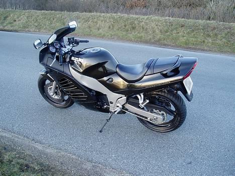 Suzuki RF 600 R - Læg mærke til guldskæret i malingen billede 7