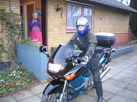 Kawasaki zzr 600 - Så bliver cyklen vist frem til bedsteforældrene.. billede 7