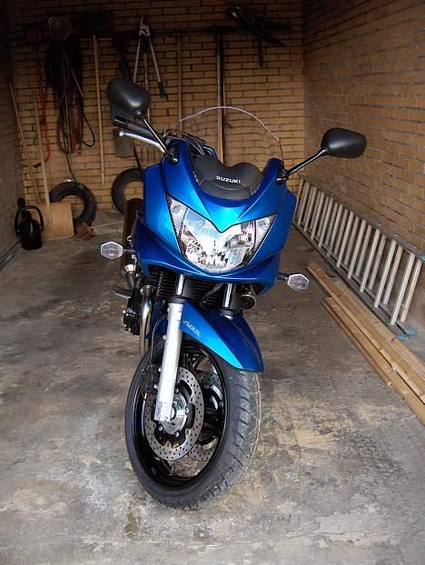 Suzuki GSF 650 SA K6 Bandit S - Fra fronten (øv med rod i garagen :-)  ) billede 4