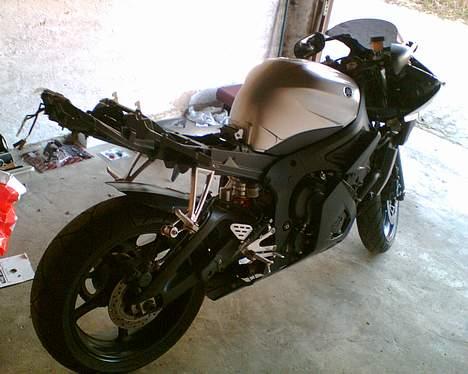 Yamaha YZF R6 - SOLGT - Adskilt, da jeg skulle montere baglygte og Nr.pladeholder billede 10