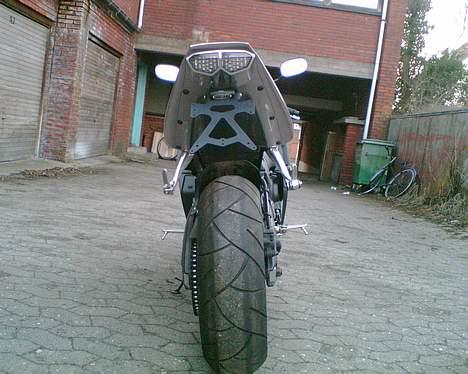 Yamaha YZF R6 - SOLGT - Bagenden med Rizoma nr.pladeholder og den nye baglygte billede 12