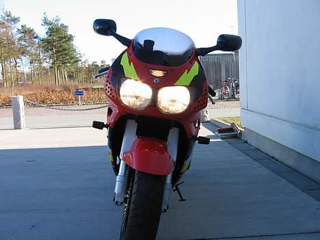 Honda CBR900RR FireBlade SOLGT - Til min glæde er der lys i begge lygter. Jeg troede indledningsvis der kun ville være lys i den ene. Mon Xenon ville være godt? billede 3