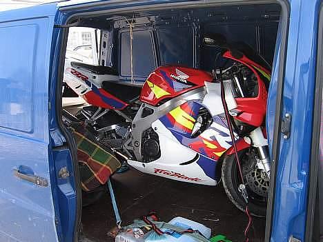 Honda CBR900RR FireBlade SOLGT - Her stod cyklen bare helt fint under hjemtransport. Der var sgu for meget salt på vejene i slutningen af Marts 06!! billede 8