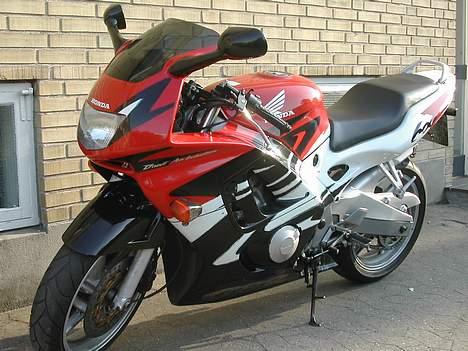 Honda CBR900RR FireBlade SOLGT - Min gamle CBR 600. Egentlige en F2 men med F3 motor, gearkasse og kåbe. Den var jeg sgu glad for men er nu solgt... snøøøft billede 11