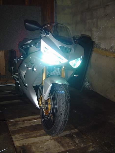 Kawasaki ZX-636R BI XENON - Den ser jo for ond ud synes jeg selv. Bilerne trækker automatisk ind til siden:-) billede 19