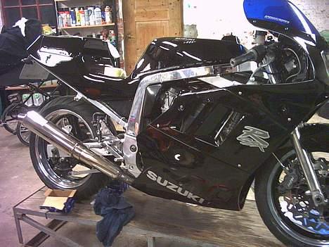 Suzuki GSX R 750 "gixxer"(SOLGT) - sorte svin..! med staff. billede 12