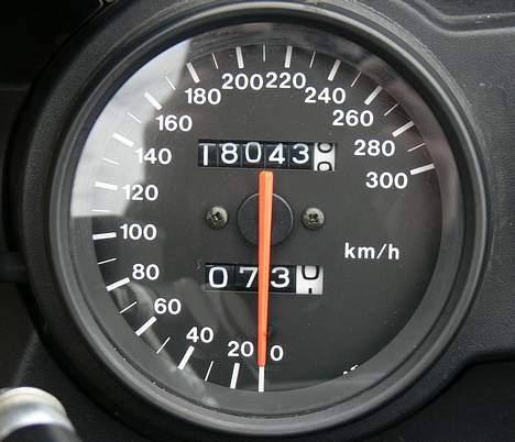 Suzuki RF 900 R - Lækkert med et lavt km-tal og alle service overholdt billede 4