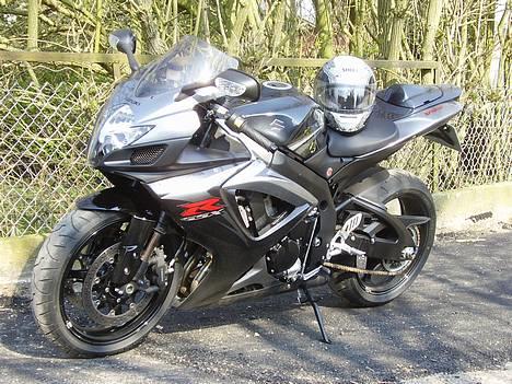 Suzuki GSXR 750 K7 - Der holder dyret så billede 1