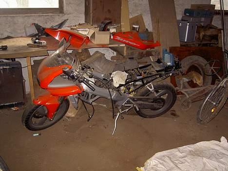 Cagiva Mito (SOLGT) - Billede fra marts. Har har den stået stille i 9 måneder, fordi F.I. Motorcykler ikke kunne få fingeren ud og bestille nogle reservedele hjem til mig....! billede 5