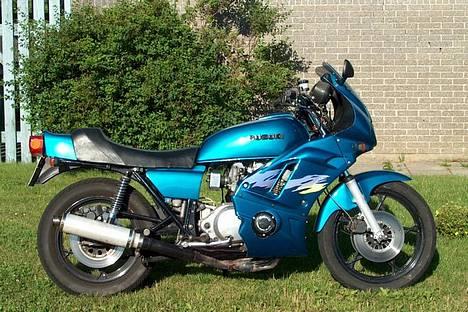 Suzuki GS750 - Endelig malet færdig. Ingen ville male den, ingen havde tid. Så måtte jeg selv igang. billede 1