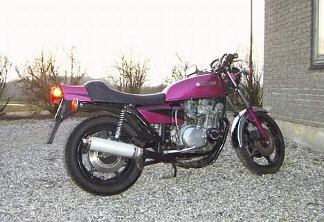 Suzuki GS750 - Kort efter købet i 2005. Måtte lige lave en stafering, den var bare så lilla. billede 2