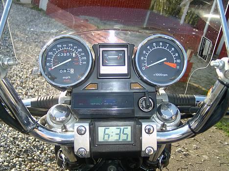 Honda Magna 750VF-[Herning]- - Instrumenteringen... Perfekt med sådan et ur...Læg mærke til både miles og kmt :D billede 3